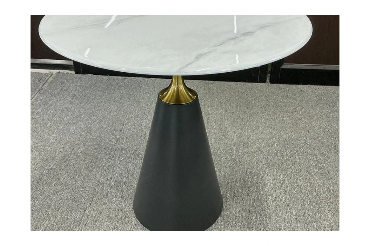 Giri side table