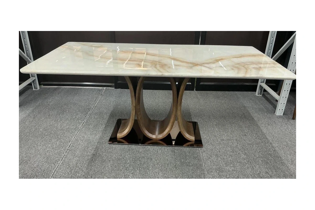 Vesper dining table