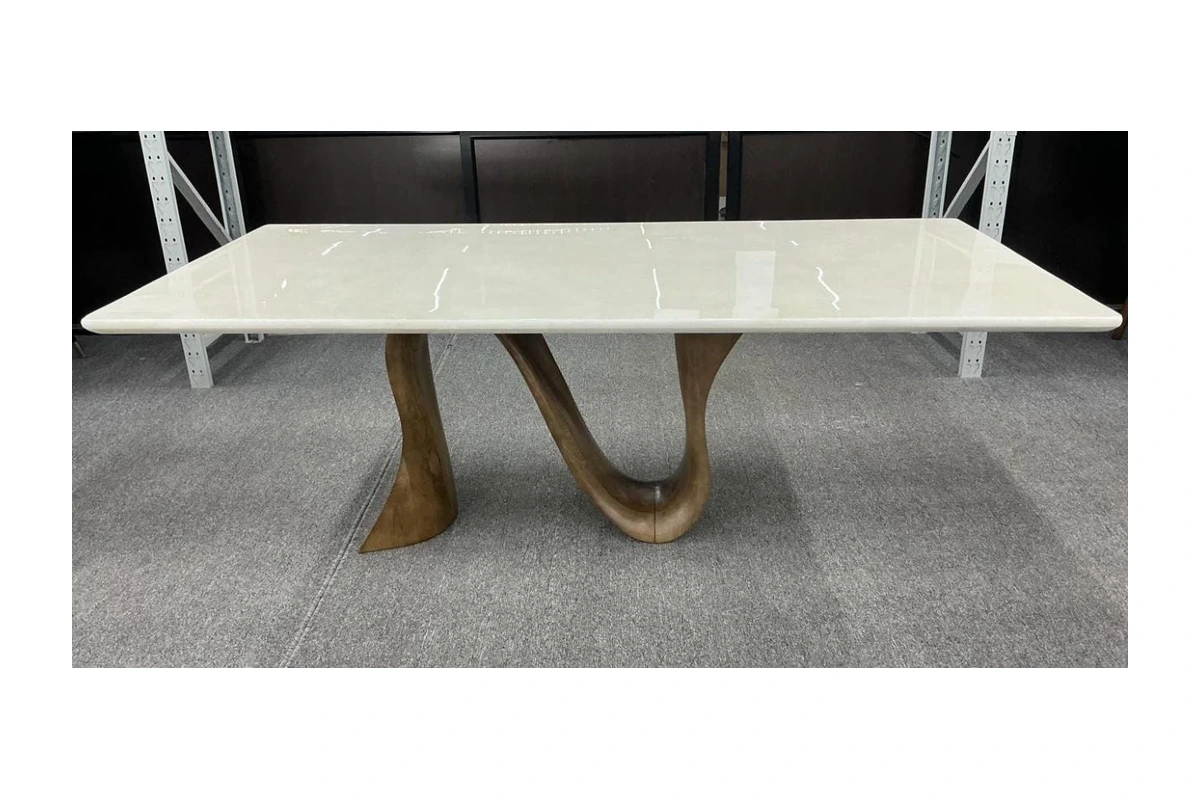 Aurelia dining table